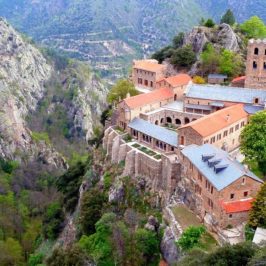 Pyrénées orientales : visite de l'abbaye de Saint-Martin du Canigou