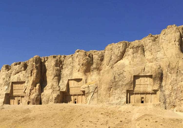 Tombeaux-desert-Persepolis