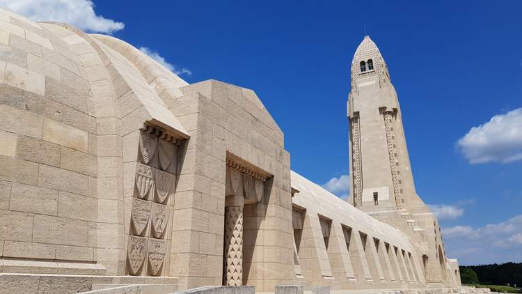 visite de l'ossuaire de Douaumont près de Verdun