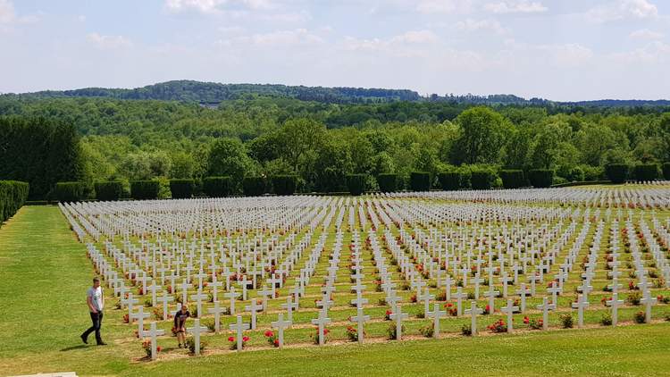 visite de l'ossuaire de Douaumont près de Verdun