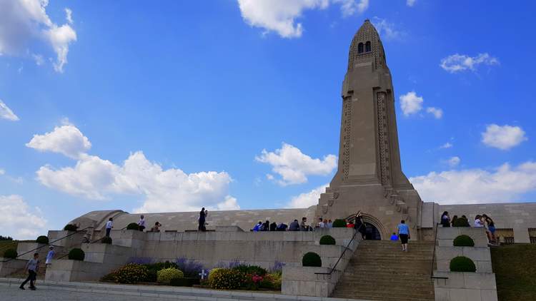 visite de l'ossuaire de Douaumont près de Verdun