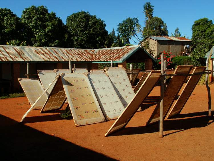 fabrication du papier antemoro - Madagascar