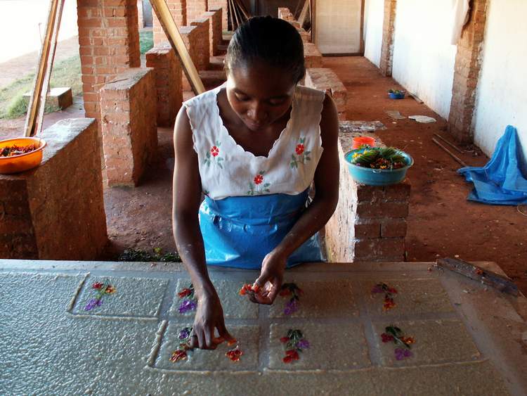 fabrication du papier antemoro - Madagascar