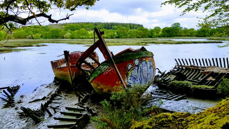 que faire au Bono dans le Morbihan ? cimetière de bateaux