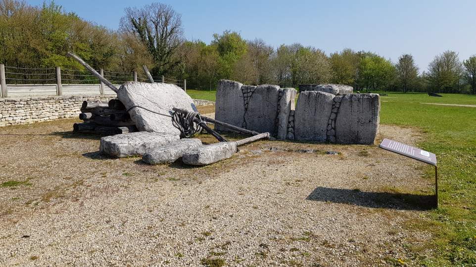 visite des tumulus de Bougon dans les Deux-Sèvres