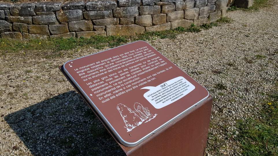 visite des tumulus de Bougon dans les Deux-Sèvres