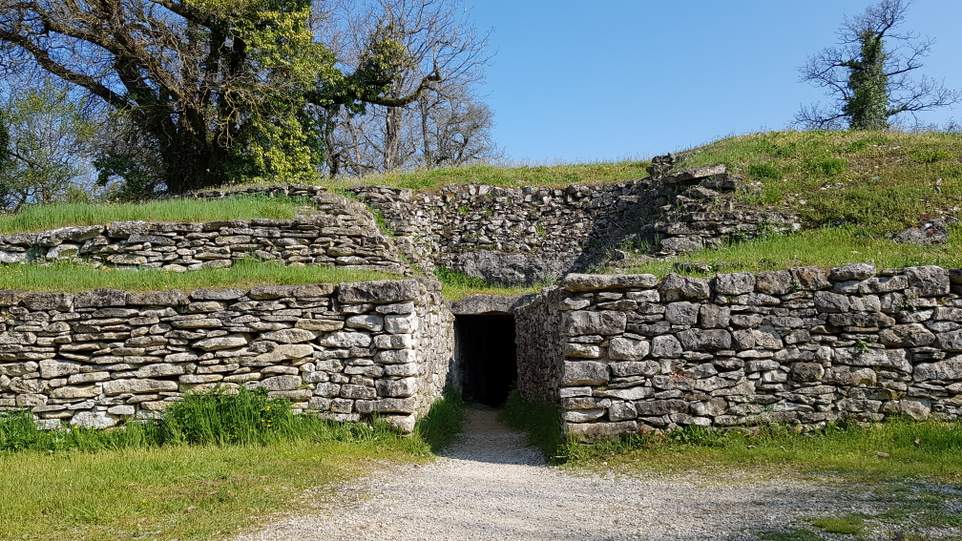 visite des tumulus de Bougon dans les Deux-Sèvres