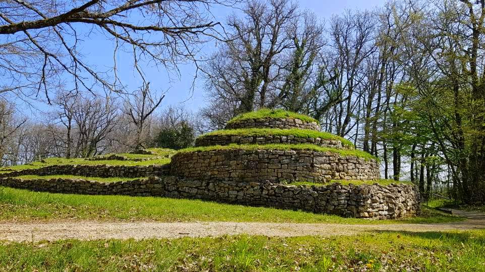 visite des tumulus de Bougon dans les Deux-Sèvres