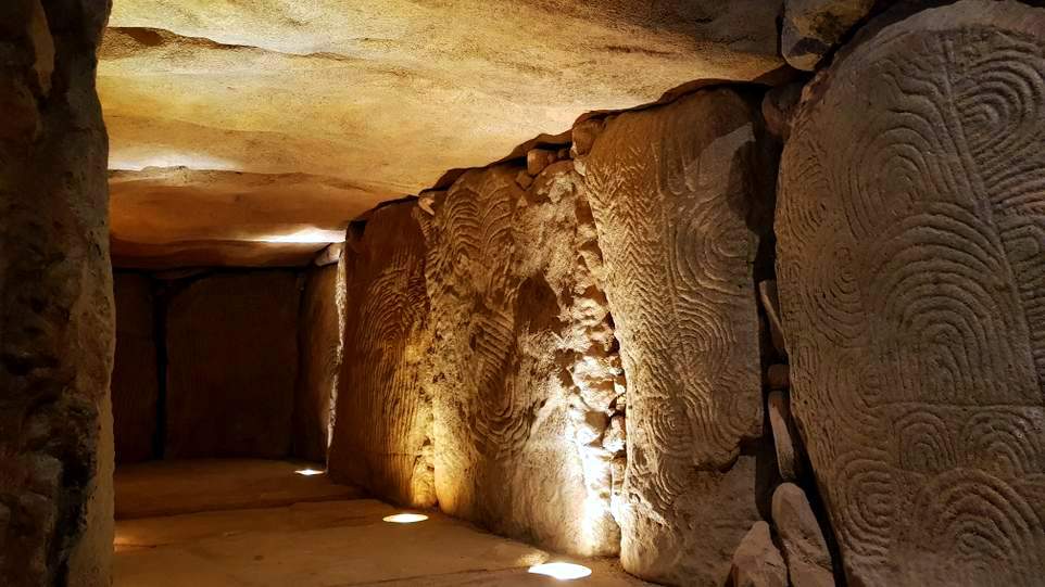 visite des tumulus de Bougon dans les Deux-Sèvres