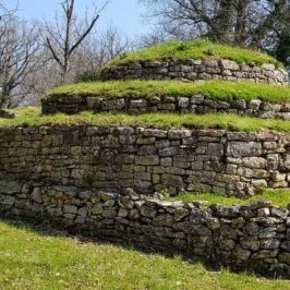 visite des tumulus de Bougon dans les Deux-Sèvres