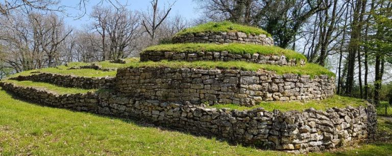 visite des tumulus de Bougon dans les Deux-Sèvres