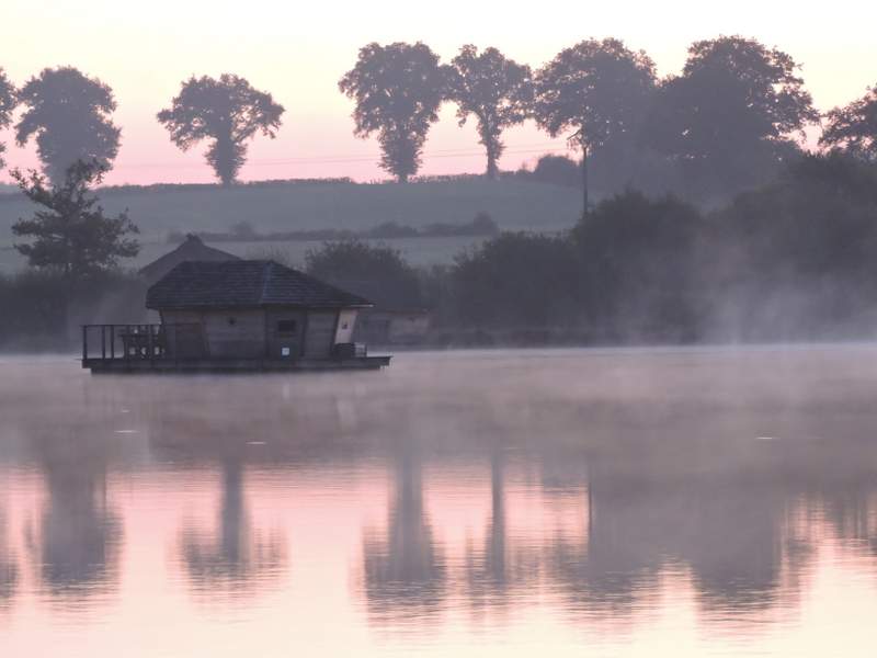 village flottant de Pressac dans la Vienne