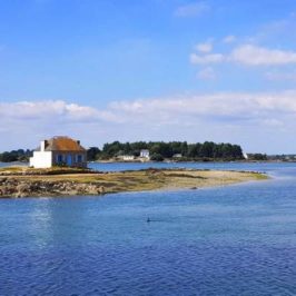 île de Saint Cado et sa maison aux volets bleus
