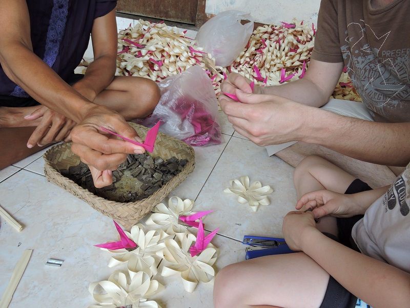 bali : village de Keliki - atelier de confection d'offrandes