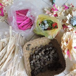 bali : village de Keliki - atelier de confection d'offrandes