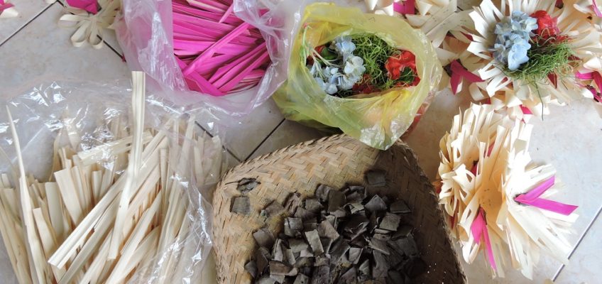 bali : village de Keliki - atelier de confection d'offrandes