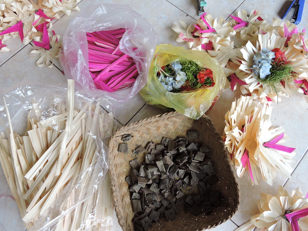 bali : village de Keliki - atelier de confection d'offrandes