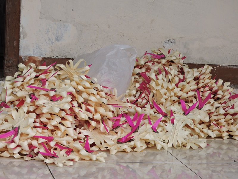 bali : village de Keliki - atelier de confection d'offrandes