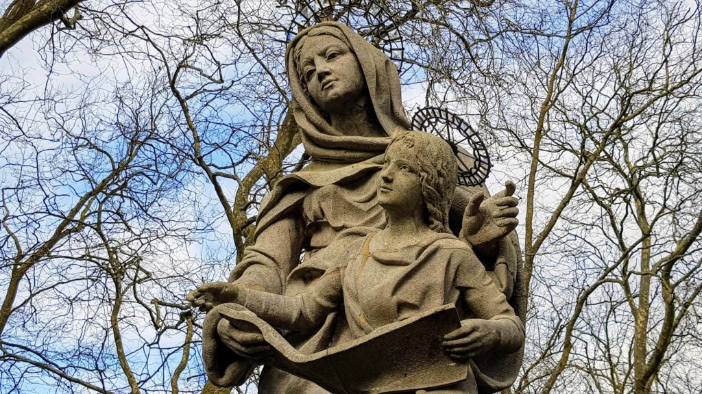 Sainte-Anne d’Auray : statue de Sainte Anne