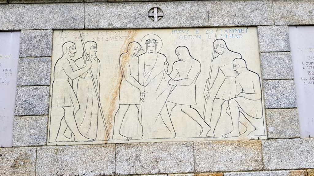 Sainte-Anne d’Auray : frise du mur du mémorial