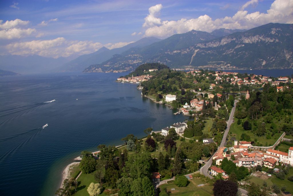 Lac de Côme - Veduta estiva del centro di Bellagio dal lungolago - © Archivio Provincia di Como – Settore Turismo / Lanfranconi