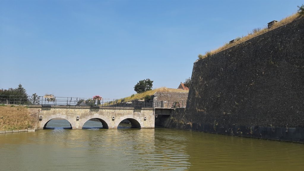 tour de la citadelle par les douves en bateau électrique - Gravelines - © JP Damie