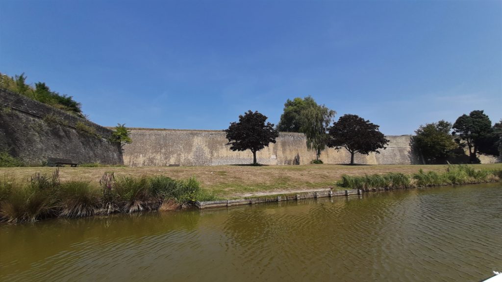 tour de la citadelle par les douves en bateau électrique - Gravelines - © JP Damie