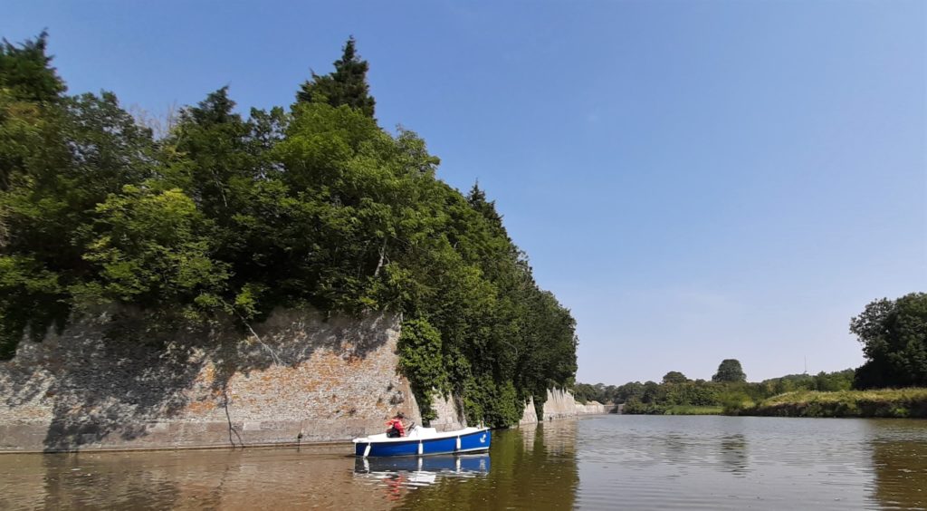 tour de la citadelle par les douves en bateau électrique - Gravelines - © JP Damie