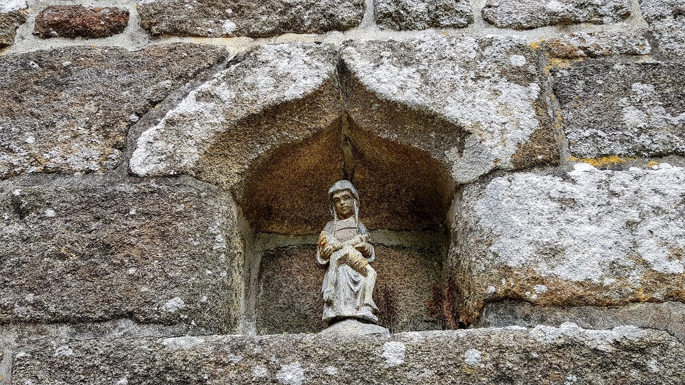 Statuette sur une façade de Locronan