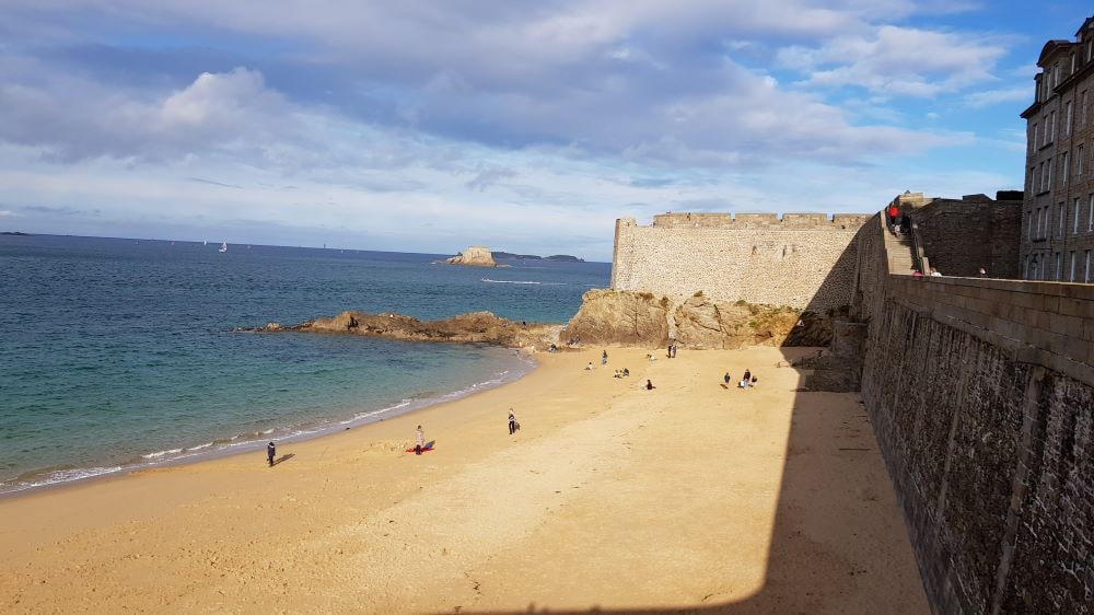 Que faire à Saint-Malo ? Rempart avec vue sur plage