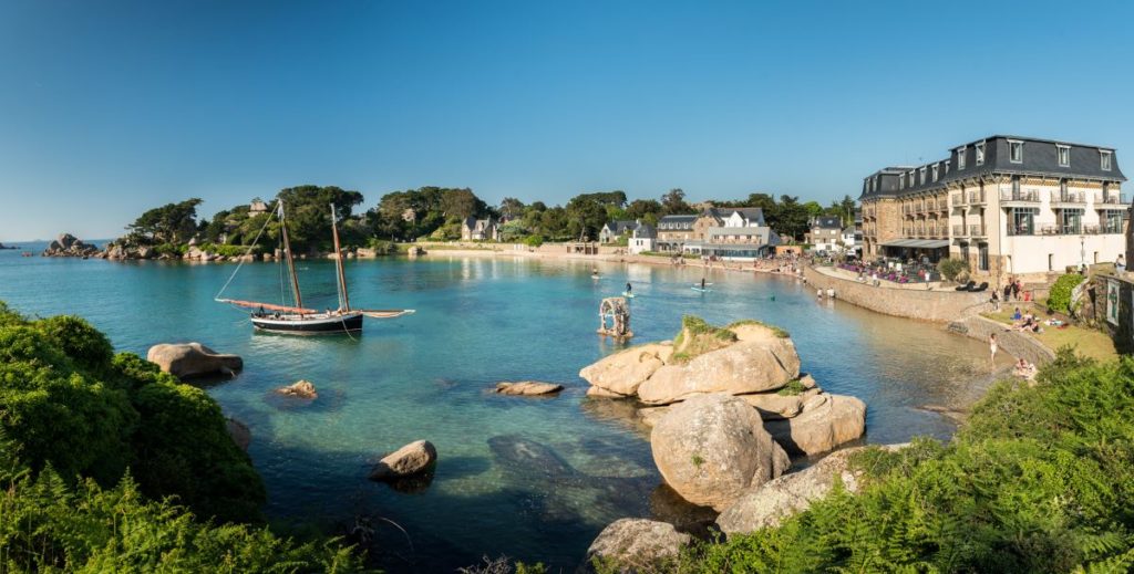 Que faire à Perros-Guirec ? plage de Guirec à marée haute