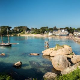 Que faire à Perros-Guirec ? plage de Guirec à marée haute