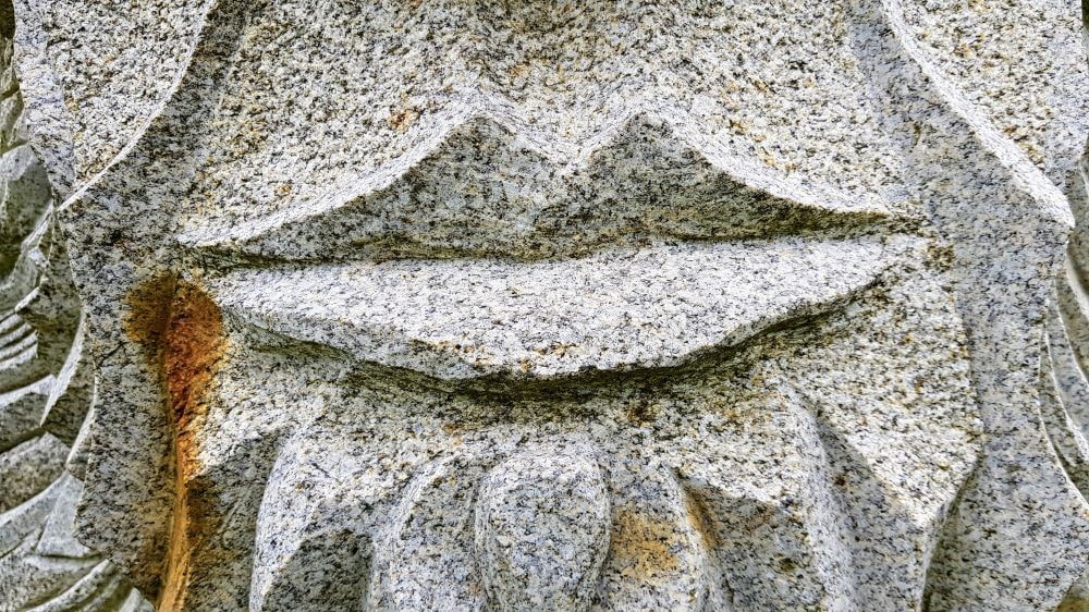 Détail d'une bouche sculptée Vallée des Saints à Carnoët dans les Côtes d'Armor