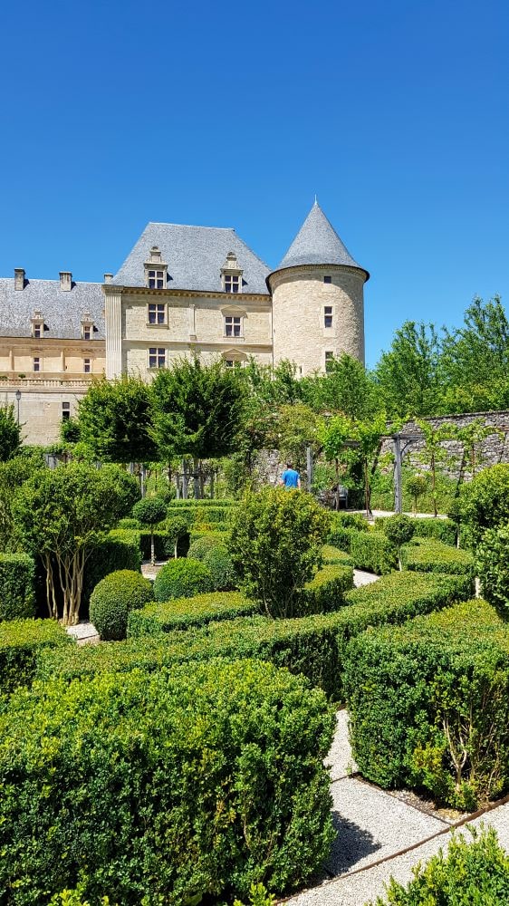 Vue depuis le jardin - Château de Bournazel - château de la Renaissance dans l'Aveyron