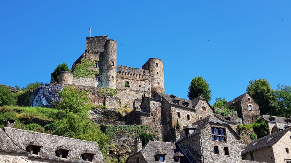 Château depuis le village de Belcastel