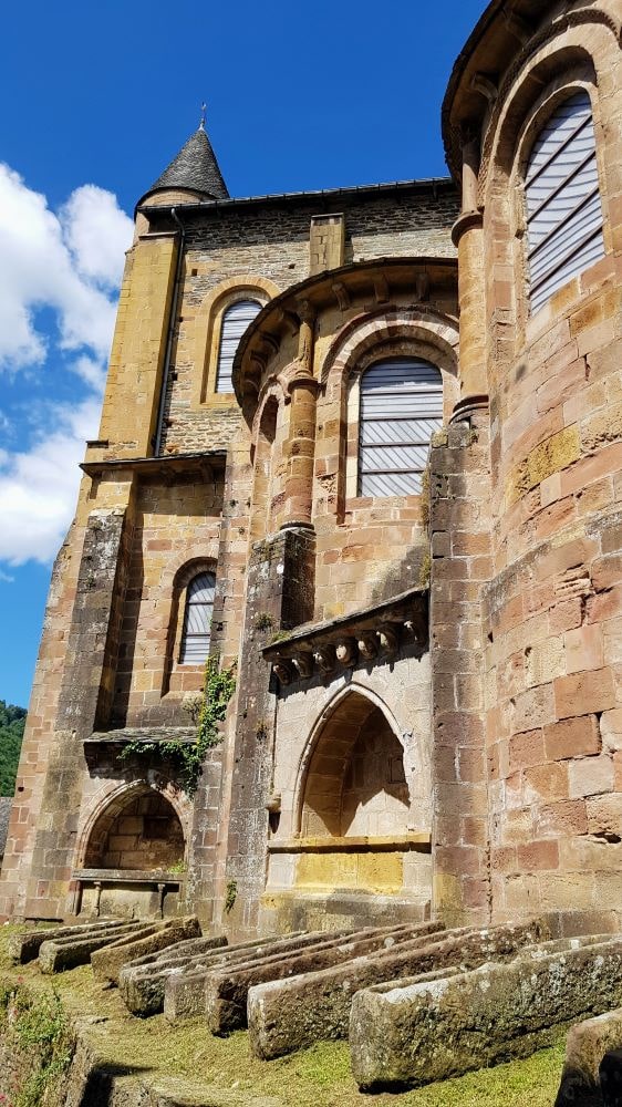 Vitraux de Soulages - Visite de Conques, sur le chemin de Compostelle