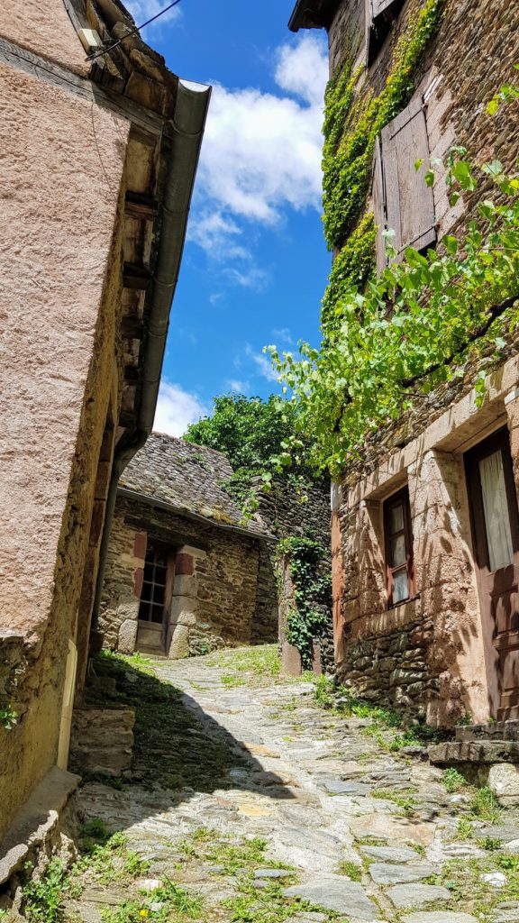 Ruelle de Conques - Visite de Conques, sur le chemin de Compostelle