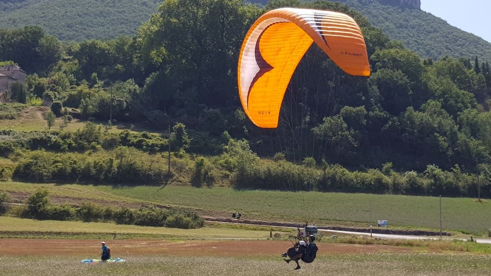 Atterrissage - Vol en parapente à Millau dans l'Aveyron