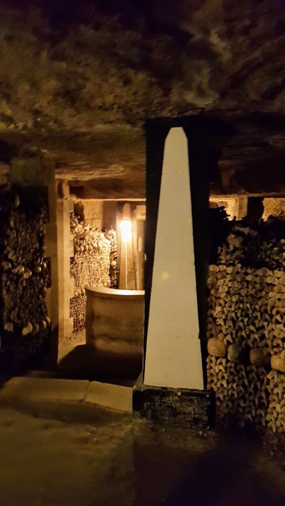 Obélisque - Visite des catacombes à Paris