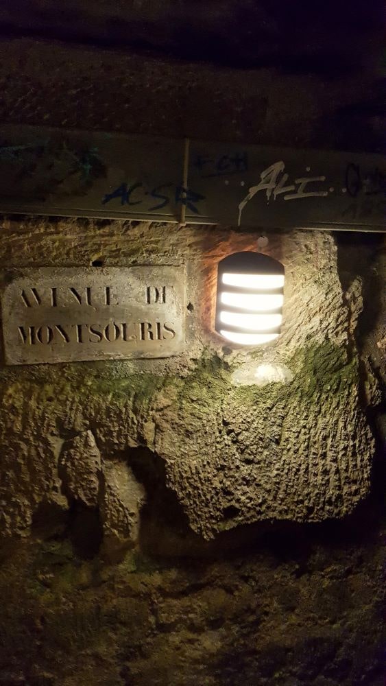 Nom derue - Visite des catacombes à Paris
