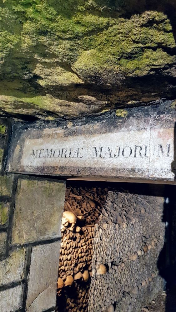 Inscription - Visite des catacombes à Paris