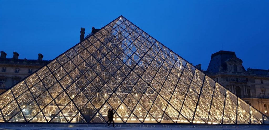 Musée du Louvre la nuit