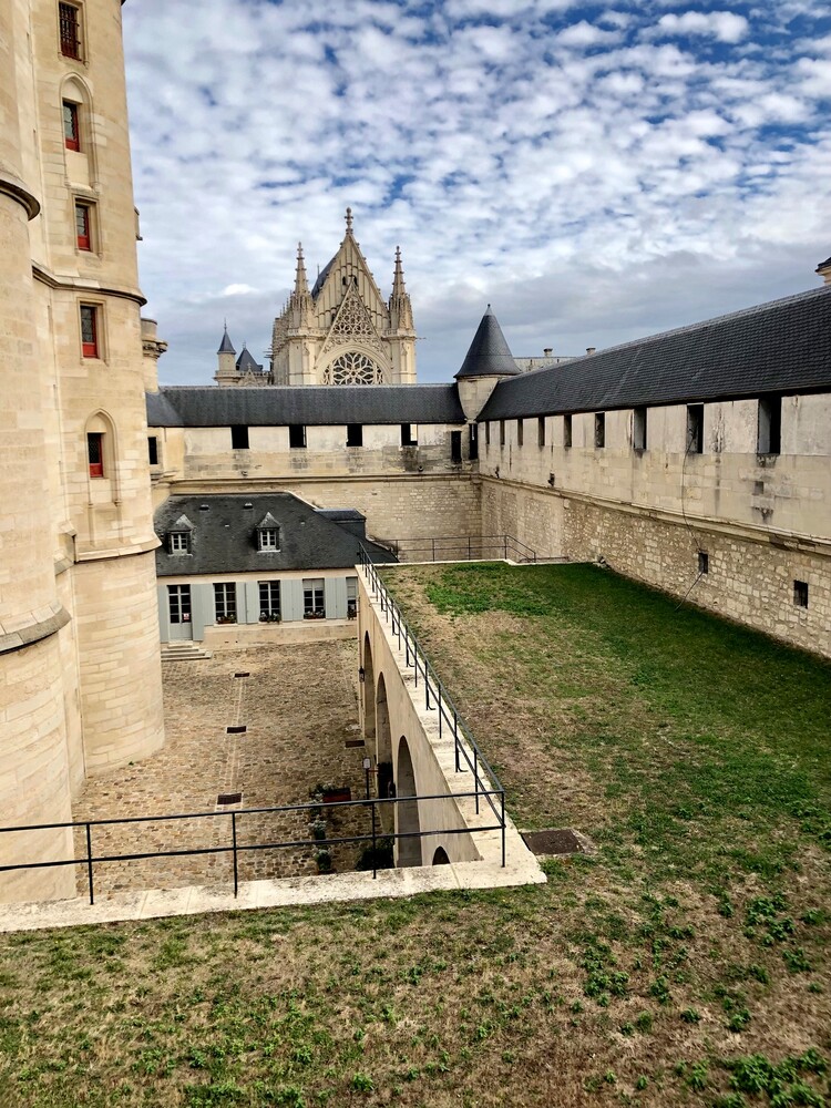 Château de Vincennes : chapelle vue du donjon