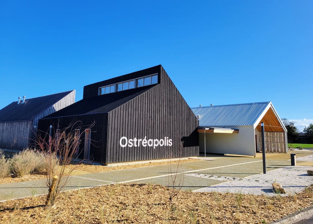 Visite d'Ostréapolis, centre d'interprétation dédié à l'huître dans le Morbihan au Tour du Parc. Bâtiment