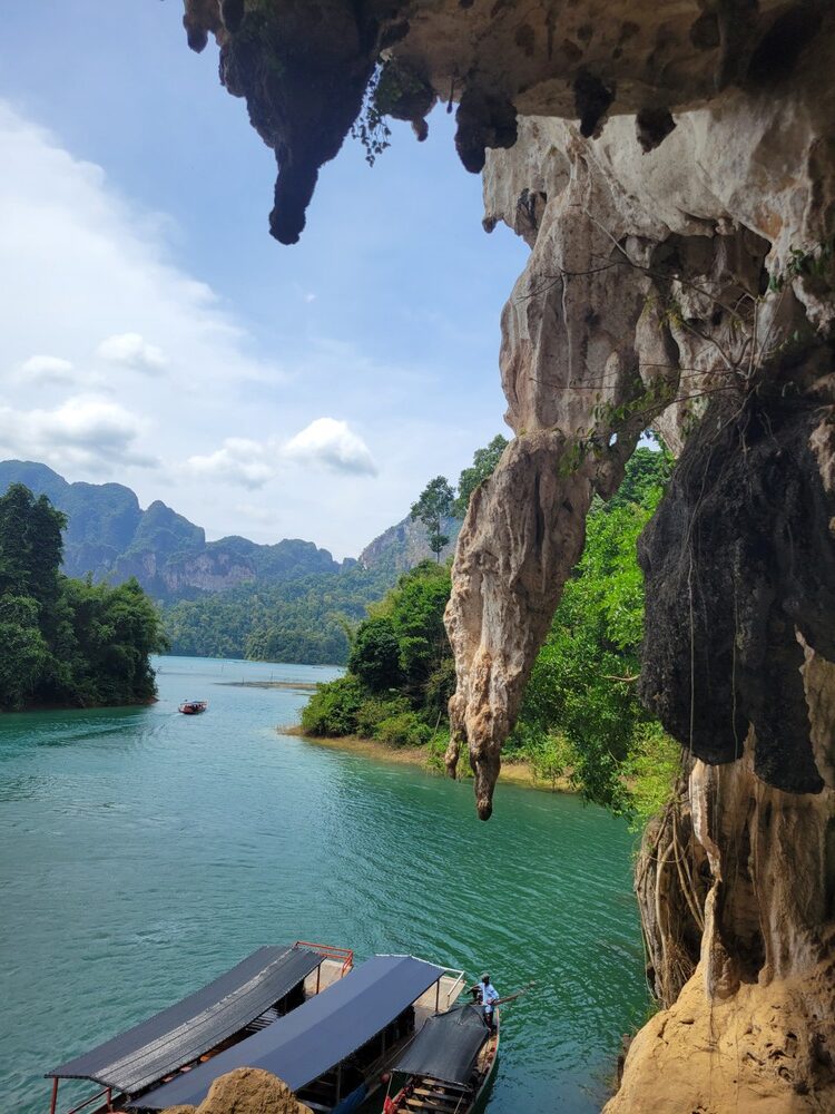 Journée dans le parc national de Khao Sok : excursion sur le lac Cheow Lan : vue depuis la grotte