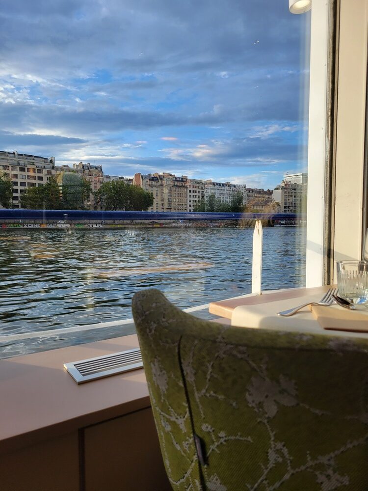 Diner croisière sur la Seine à Paris à bord du Capitaine Fracasse