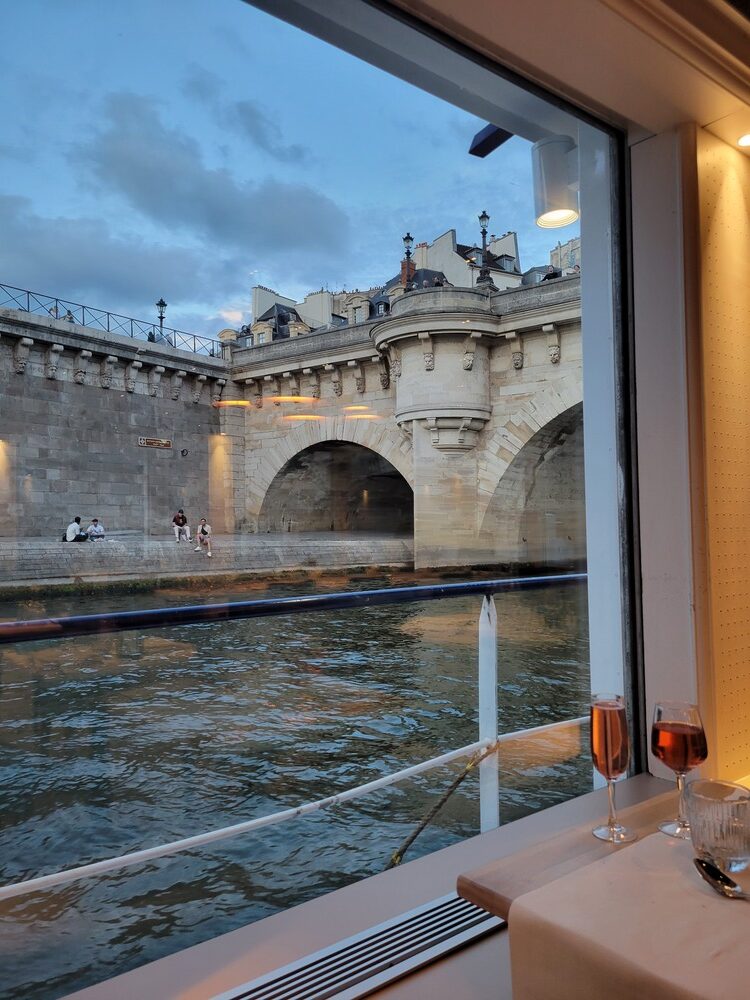 Diner croisière sur la Seine à Paris à bord du Capitaine Fracasse